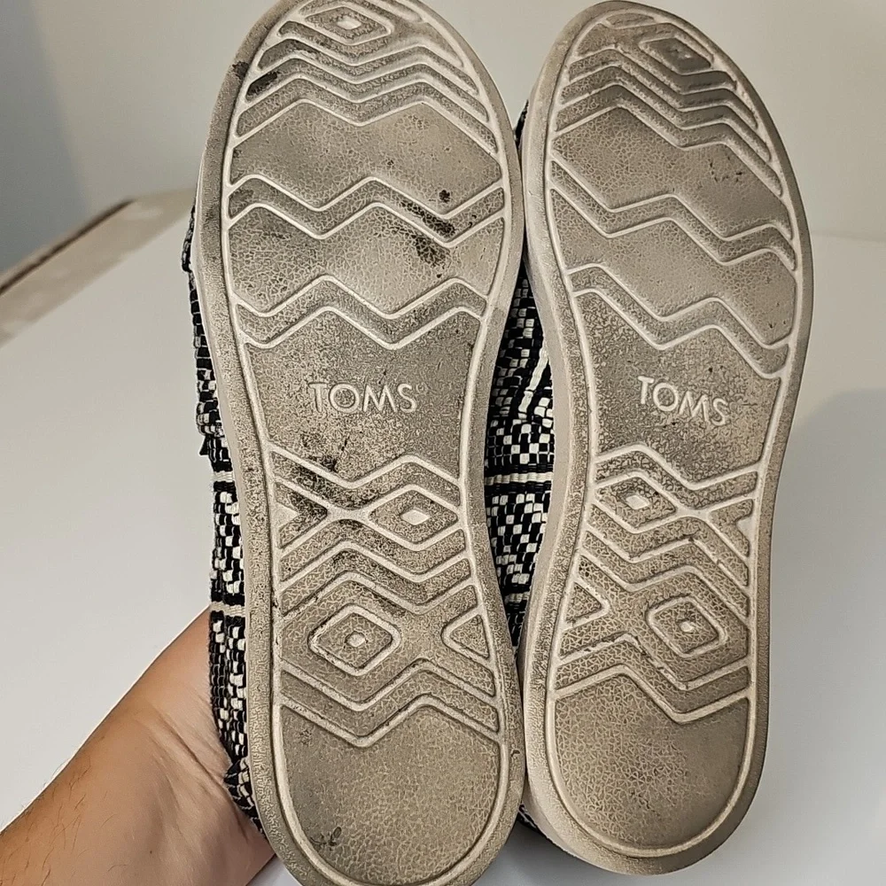 TOMS Women's‎ Black and Cream Patterned Loafers